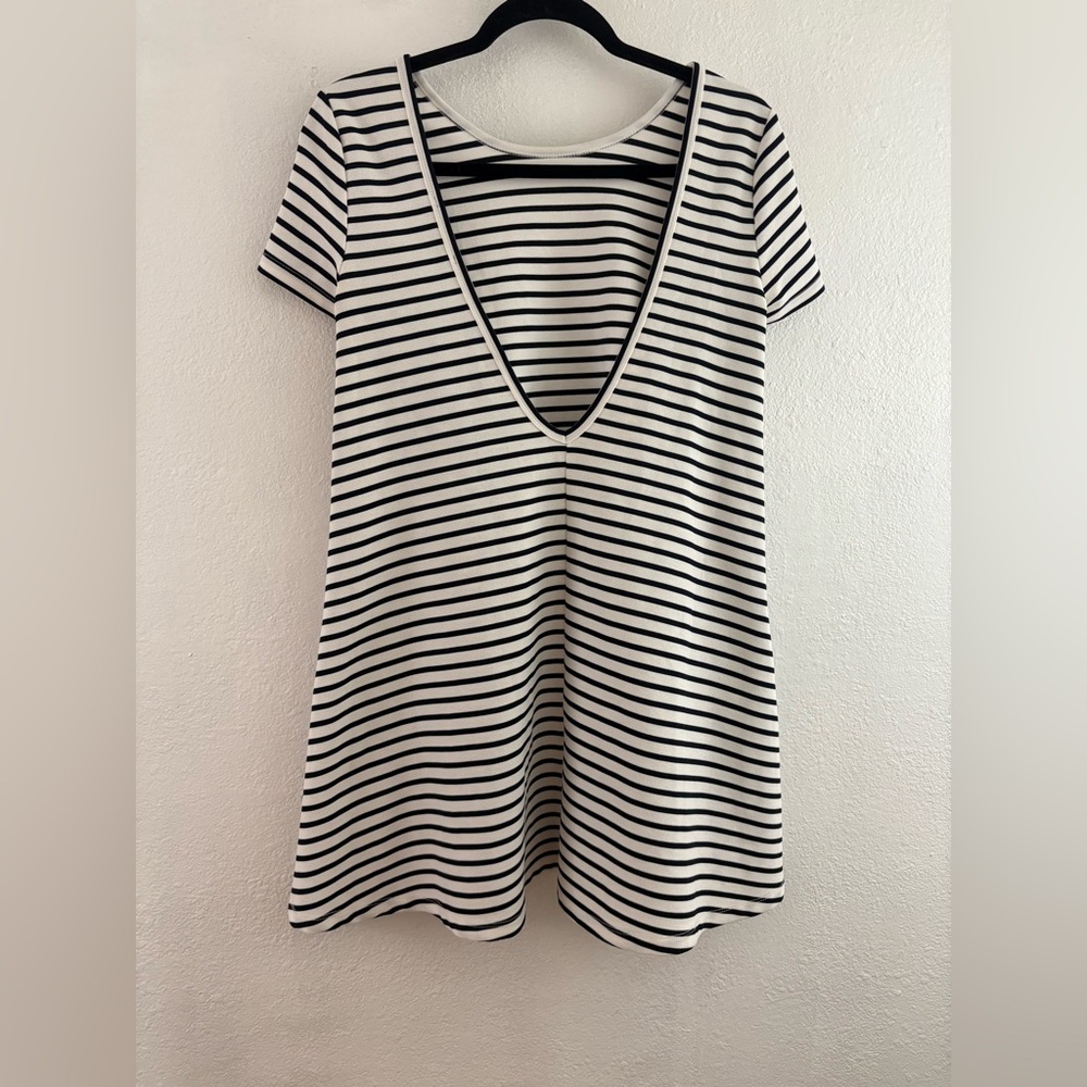 Olivaceous deep V on back black and white striped short sleeve dress size M
